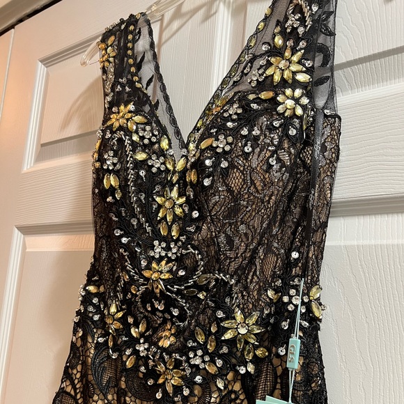 Black and gold lace gown size small. Size 4. - Picture 6 of 8